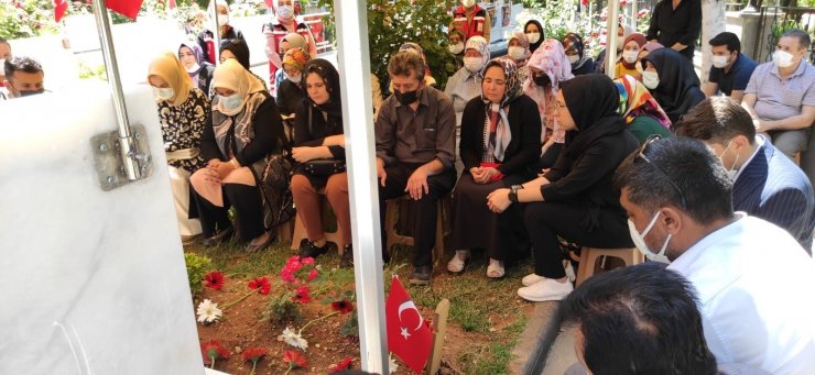 Kahramanmaraşlı şehit kabri başında dualarla anıldı