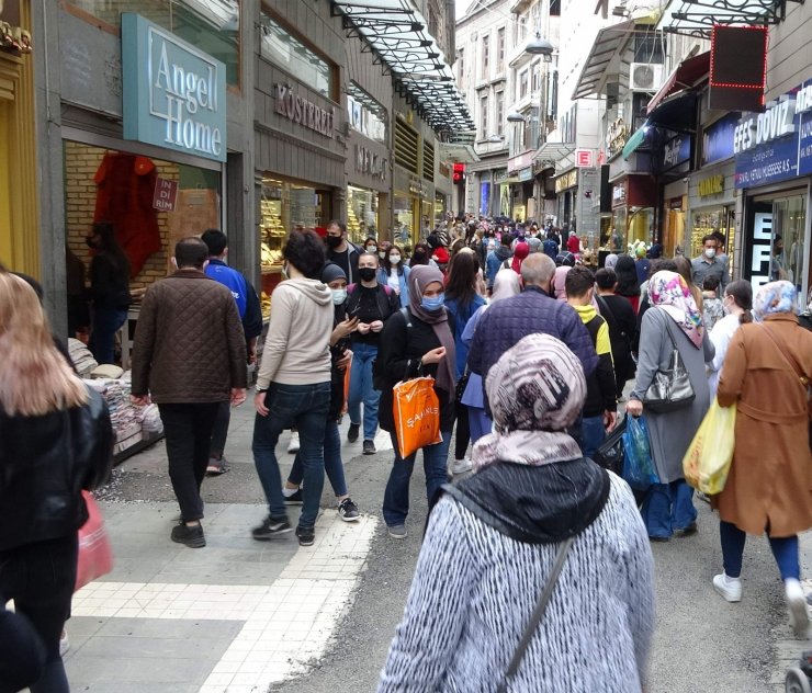 Trabzon’da kademeli normalleşmenin ilk gününde şehir merkezinde adım atacak yer kalmadı