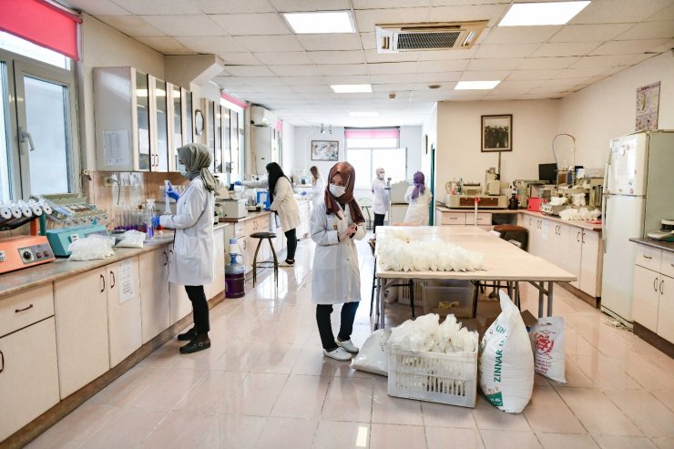 Ankara Büyükşehir Belediyesi Halk Ekmek Fabrikası’nda ekmek üretimi kadınlara emanet