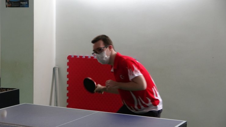 Down sendromlu Erman Çetiner’in masa tenisiyle hayatı değişti