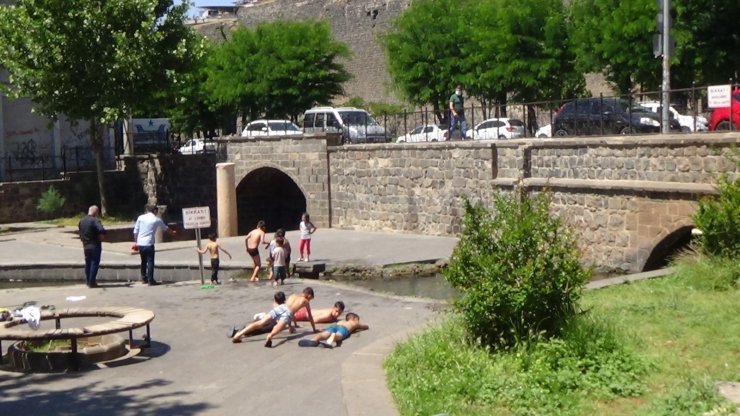 Diyarbakır’da sıcaktan bunalan çocuklar tehlikeye rağmen süs havuzlarını doldurdu