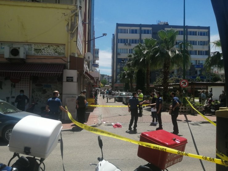 İzmir’de iş yerine silahlı saldırı: 2 ölü 1 ağır yaralı