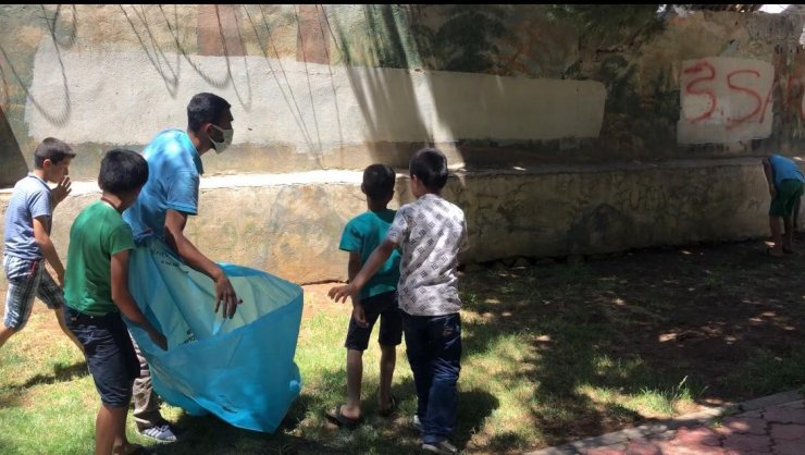 Kızıltepe’de çocuklar parkta çöp topladı