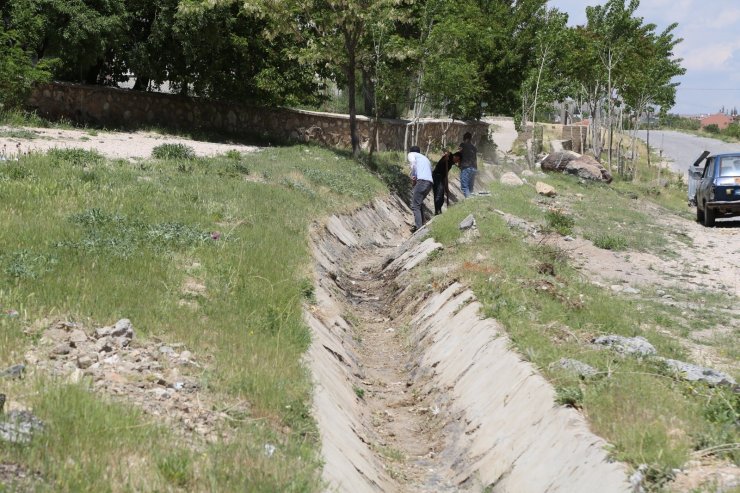 Niğde Belediyesi’nden Sulama Kanalı Temizliği