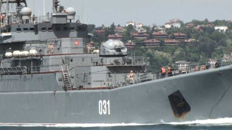 Rus savaş gemisi “Türk bayrağı” dalgalandırarak İstanbul Boğazı’ndan geçti