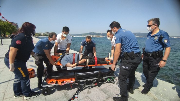 Çanakkale’de denize düşen yaşlı adamı polis kurtardı
