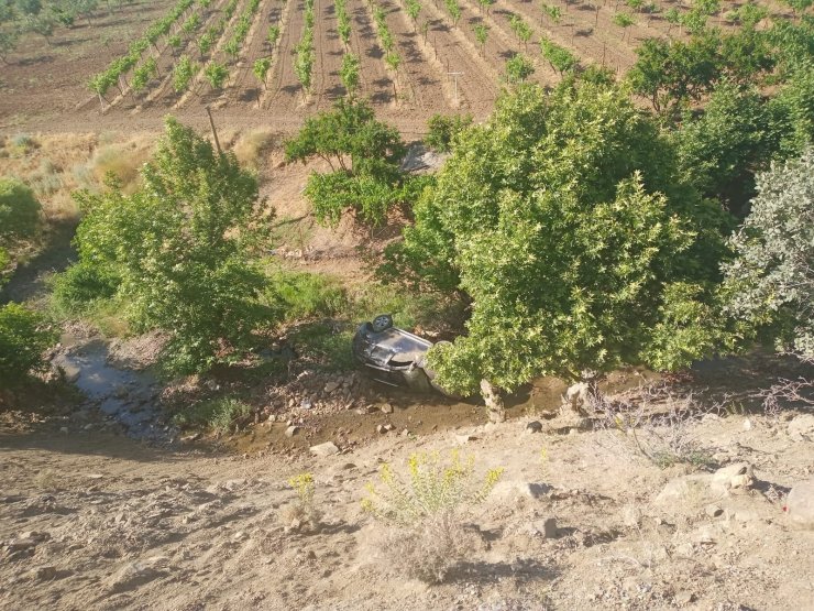 Siirt’te araç dereye yuvarlandı, sürücü yara almadan kurtuldu