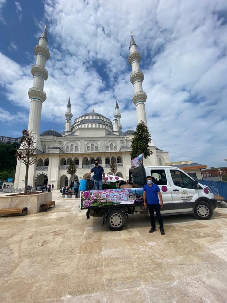 Cumhurbaşkanı Erdoğan’ın açılışını yapacağı Zonguldak Uzun Mehmet Camii’nin etrafı gül suyu ile yıkandı