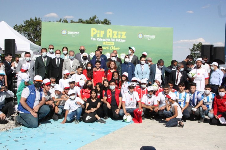 Diyarbakır’daki Pir Aziz Parkı, yamaç paraşütü ve uçurtma festivaliyle açıldı