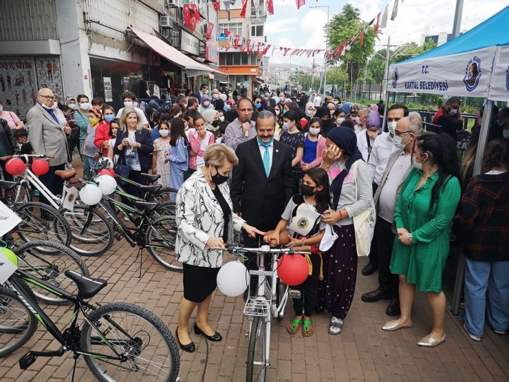 Kartal’da dünya çevre gününde çocuklara bisiklet hediye edildi