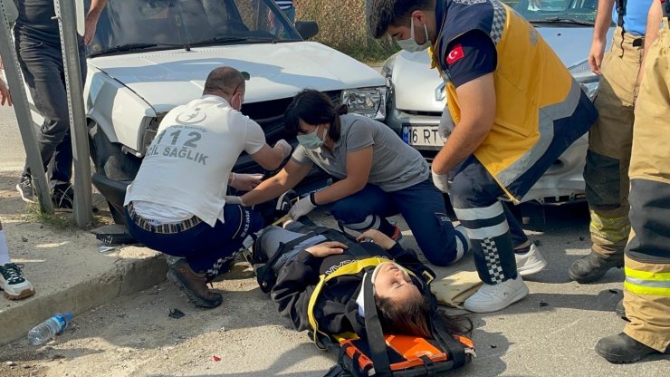 İznik’te motosiklet arabaya çarptı: 2 yaralı