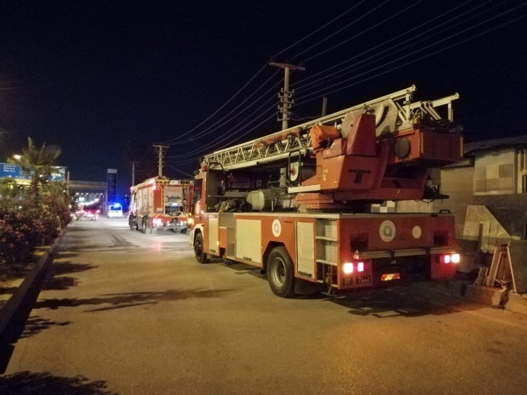 Antalya’da çatı sistemleri üreten işyerinde çıkan yangın ucuz atlatıldı