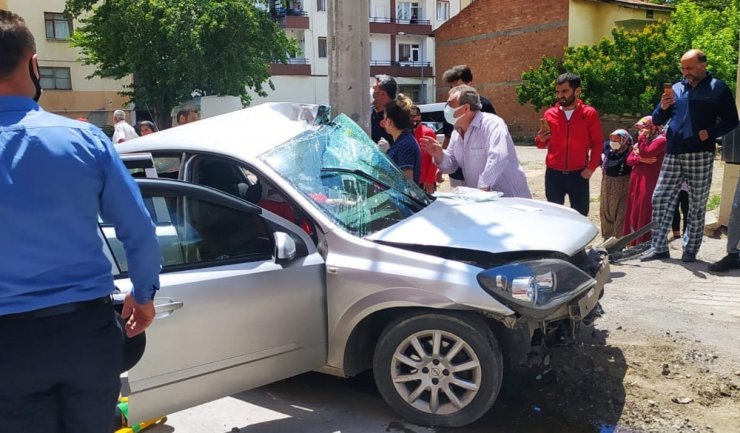 Otomobil beton direğe çarptı: 3’ü çocuk 4 yaralı