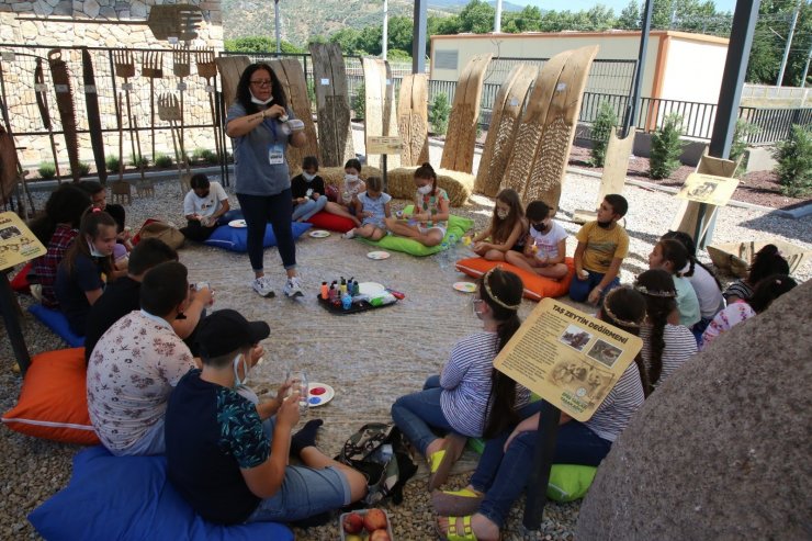 Çevreci çocuklar Efes Tarlası Yaşam Köyünde