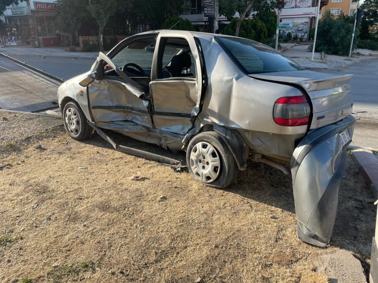 Elazığ’da otomobil ile hafif ticari araç çarpıştı: 3 yaralı