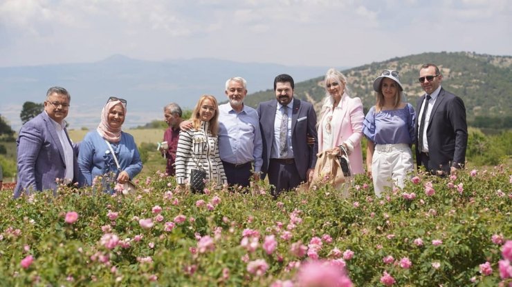 8 belediye başkanı ve 4 milletvekili Isparta’da gül topladı