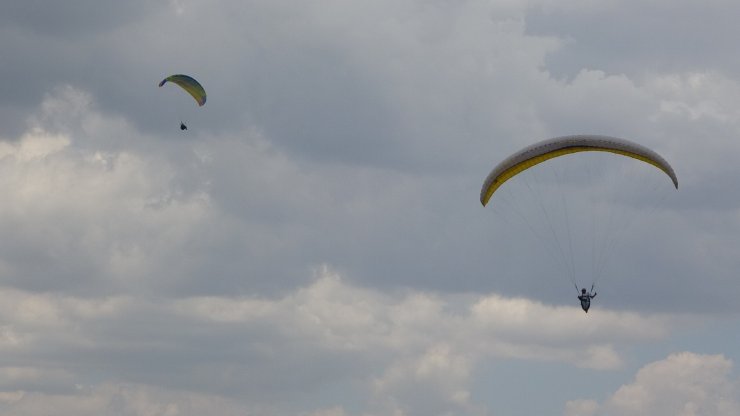 Bingöl’de bin 800 rakımdan atlayan yamaç paraşütçüleri yarıştı