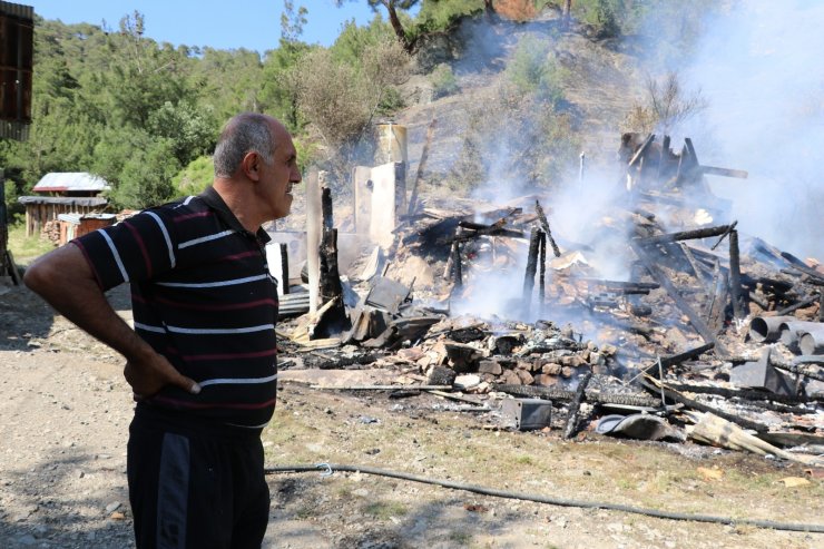 Amasya’da bir ev yanarak kül oldu