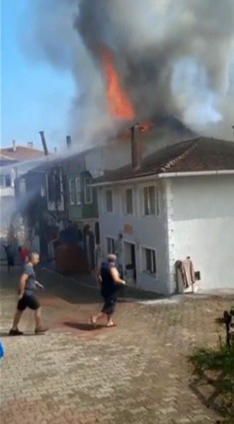Trafo patladı, 3 köy evi küle döndü