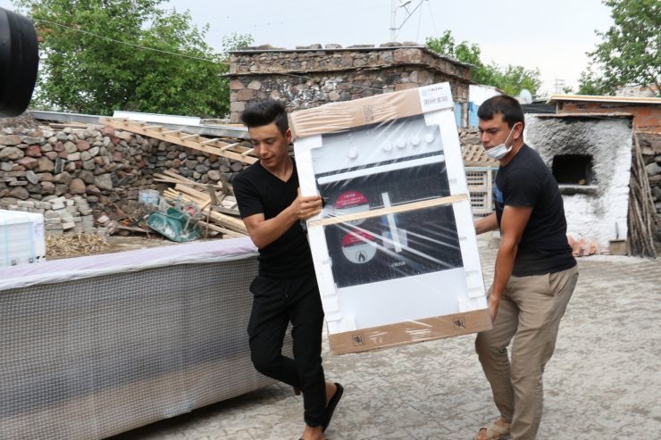 Manisa Büyükşehir’den evi yanan ailelere destek