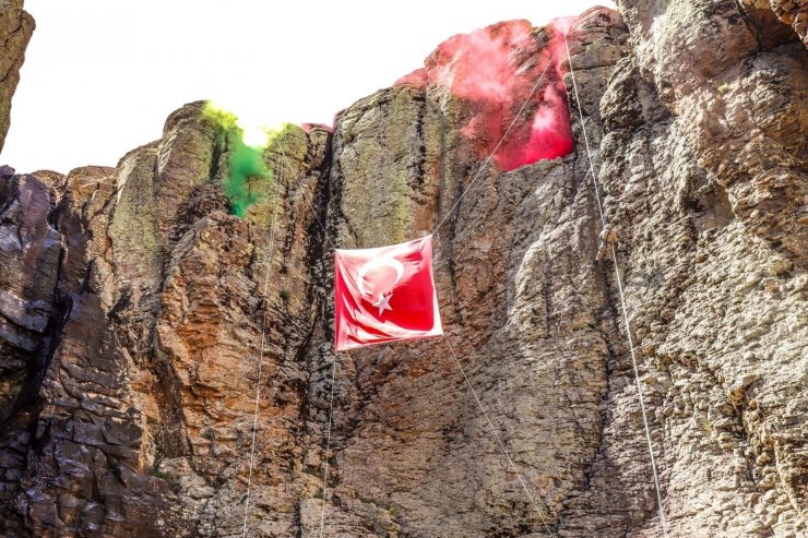 Bingöl’de jandarma 50 metrelik Çır Şelalesi’nden dağcılık inişi yaptı