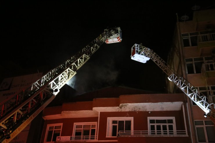 Çatı katında çıkan yangın iki binayı küle çeviriyordu