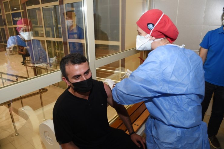 Seyhan Belediyesi çalışanlarının ilk doz aşıları yapıldı