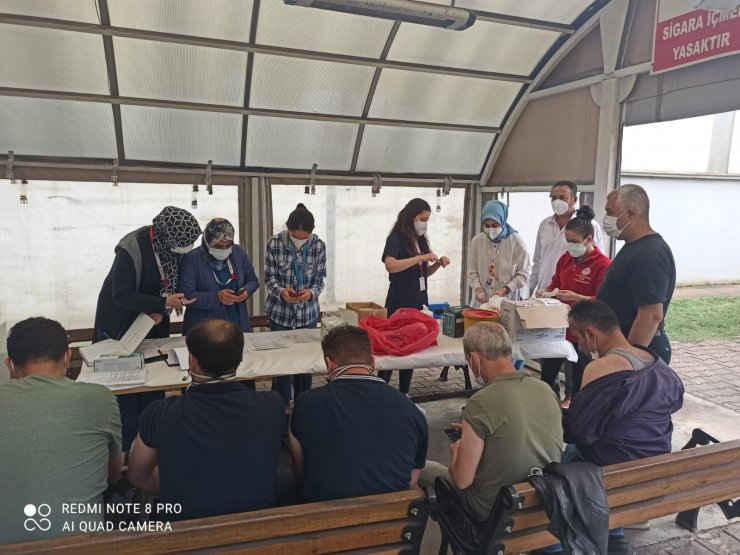 Osmaneli’nde mobil ekipler fabrikalarda çalışan işçilere Covid-19 aşısı yapıyor