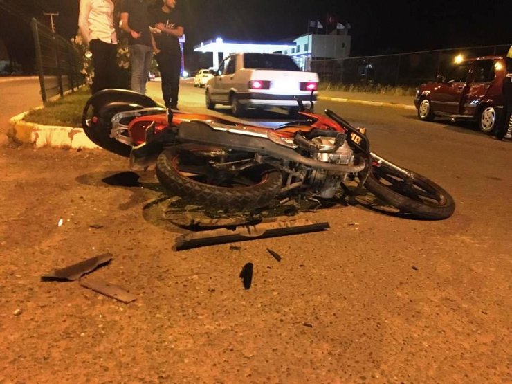 Otomobil ile motosiklet çarpıştı:1’i ağır 2 kişi yaralandı
