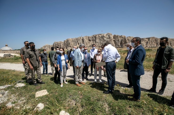 Bakan Yardımcısı Yavuz tarihi ve turistik mekanları gezdi