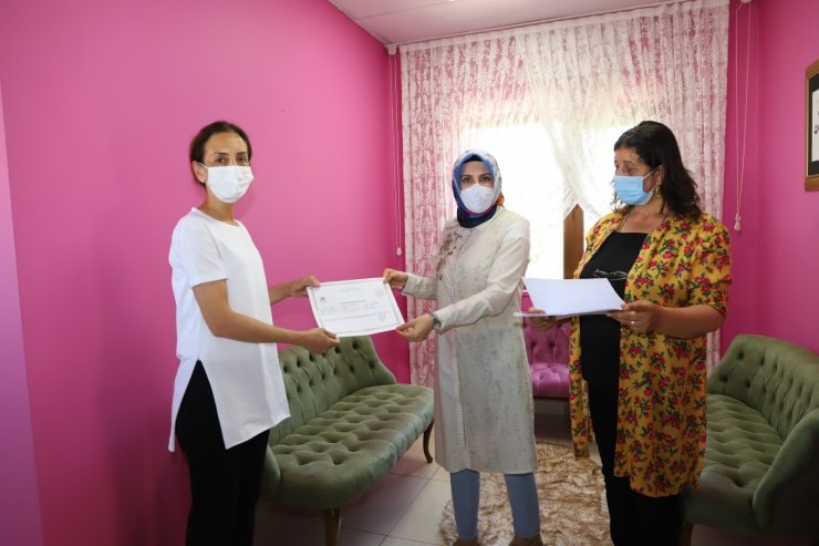 Mardin’de kadın kursiyerler sertifikalarını aldı