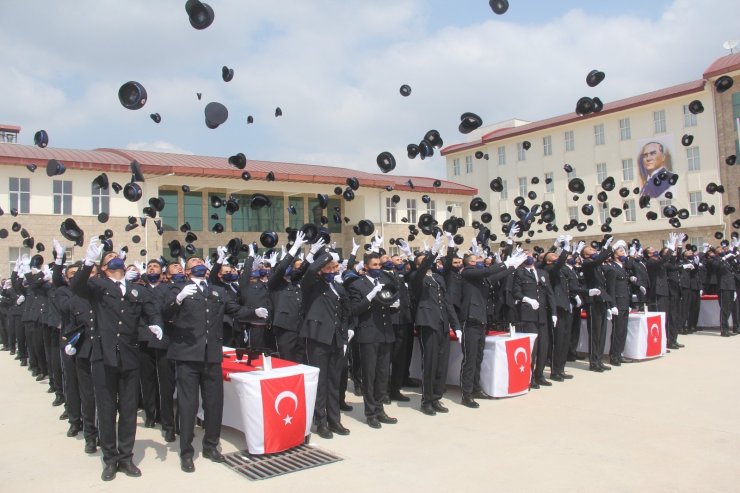 Adana’da 413 polis adayı mezun oldu