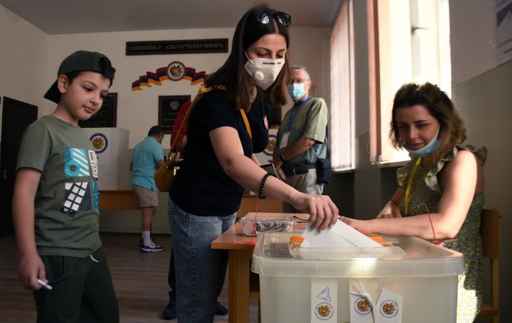 Ermenistan’da halk erken seçim için sandık başında