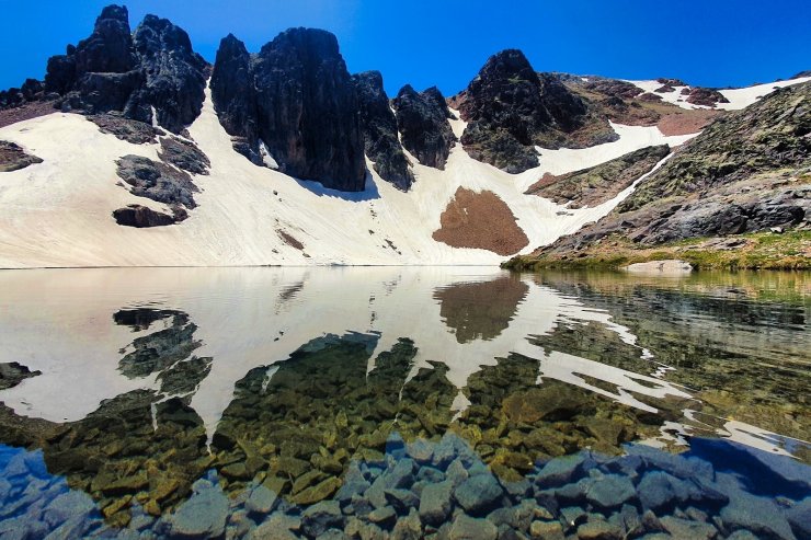 Gümüşhane’deki Artabel Gölleri Tabiat Parkı ziyaretçilerine muhteşem manzaralar sunuyor