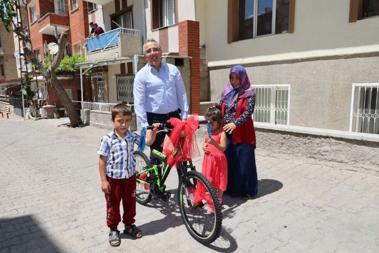 Başkan Savran’dan bisikleti çalınan çocuğa sürpriz hediye