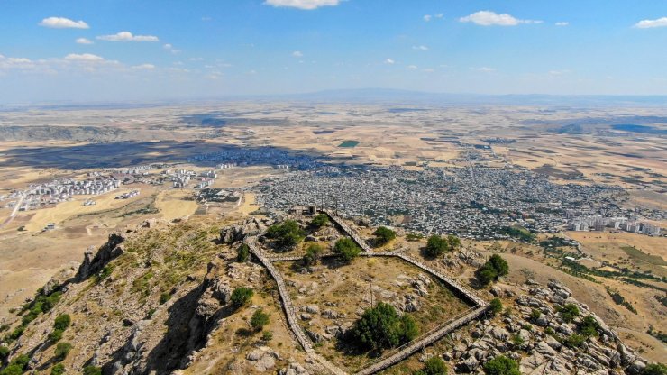 Diyarbakır Büyükşehir Belediyesi Makam Dağı’nın yollarını yeniliyor