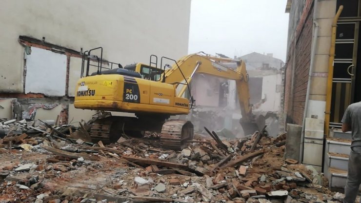 İzmit’teki metruk bina yıkıldı