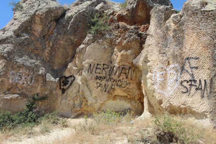 Kapadokya’da peribacaları çirkin yazılardan temizlenecek