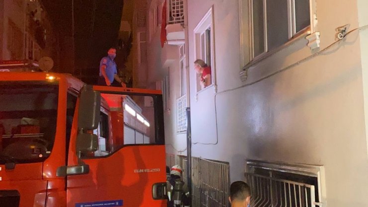 Bursa’da 6 katlı apartmanda çıkan yangında 3 kişi dumandan etkilendi