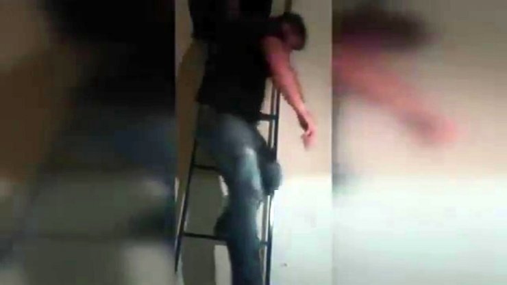 Ataşehir’de kumar baskınında tavan arasına saklanan kişiler kamerada