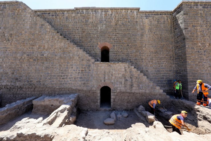 İçkale’deki kazı ve restorasyonlarda 3 burcun kapısı ortaya çıkarıldı