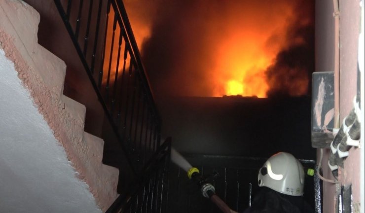 Cam fabrikası alev alev yandı, mahalleli itfaiye ekiplerine yardıma koştu
