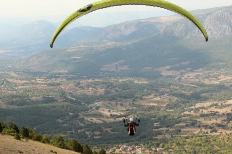 Bin 300 rakımlı Hasan Dağı yamaç paraşütü tutkunlarının mekanı oldu