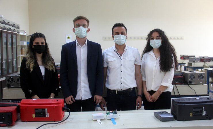 Erzincan’da üniversite öğrencileri Covid-19 hastaları için akıllı bileklik üretti
