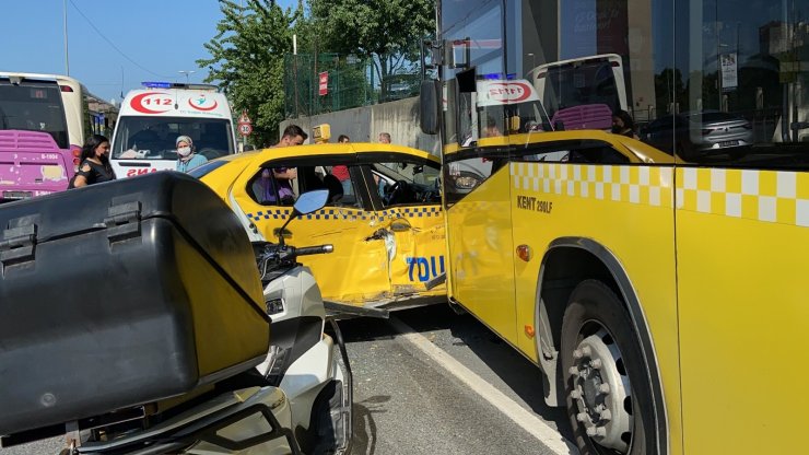 İstanbul’da feci kaza: Taksi önce İETT otobüsüne sonra direğe çarptı