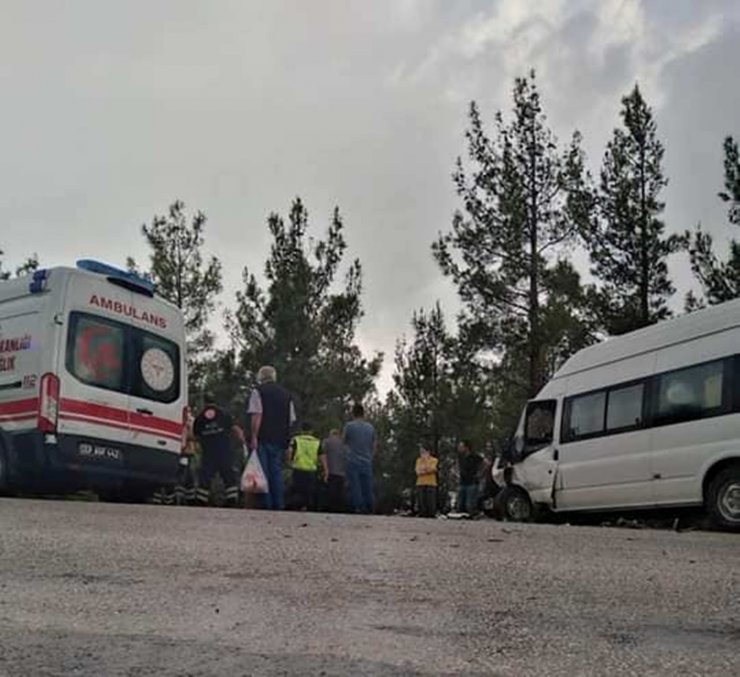 Mersin’de servis aracı ile otomobil çarpıştı: 8 yaralı