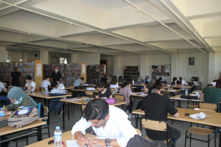 Malazgirtli gençler üniversite sınavı için son hazırlıklarını yapıyor