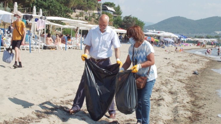 Plajdan onlarca torba çöp topladılar