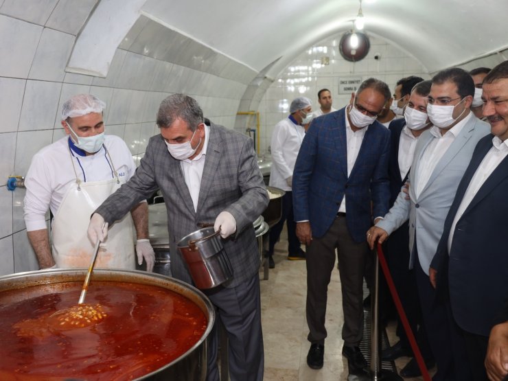 Şanlıurfa’da belediye başkanları aşevinde elleriyle yemek dağıttı