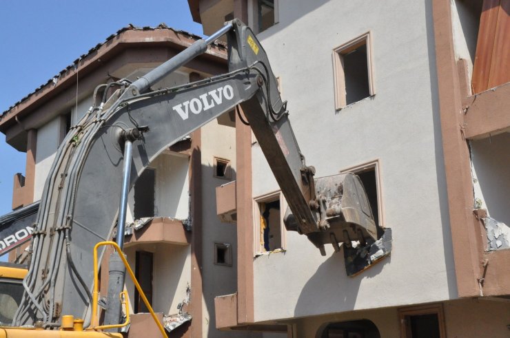 Tuzla’da deprem riski taşıyan binalar yıkılıyor